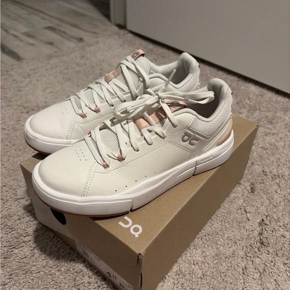 On Cloud Other - Girls Youth On Cloud The Roger Ivory & Rose Gold Sneakers